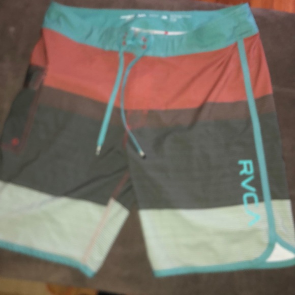 Bathing suite - Picture 3 of 3